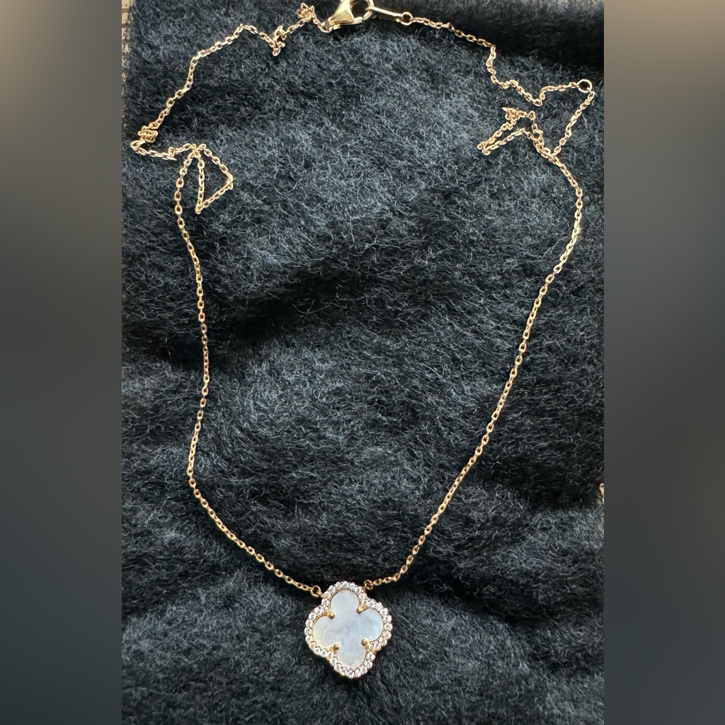 Clover Necklace  Gold White  Diamonds
